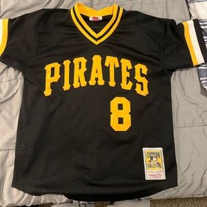 Mens pirates jersey size medium.